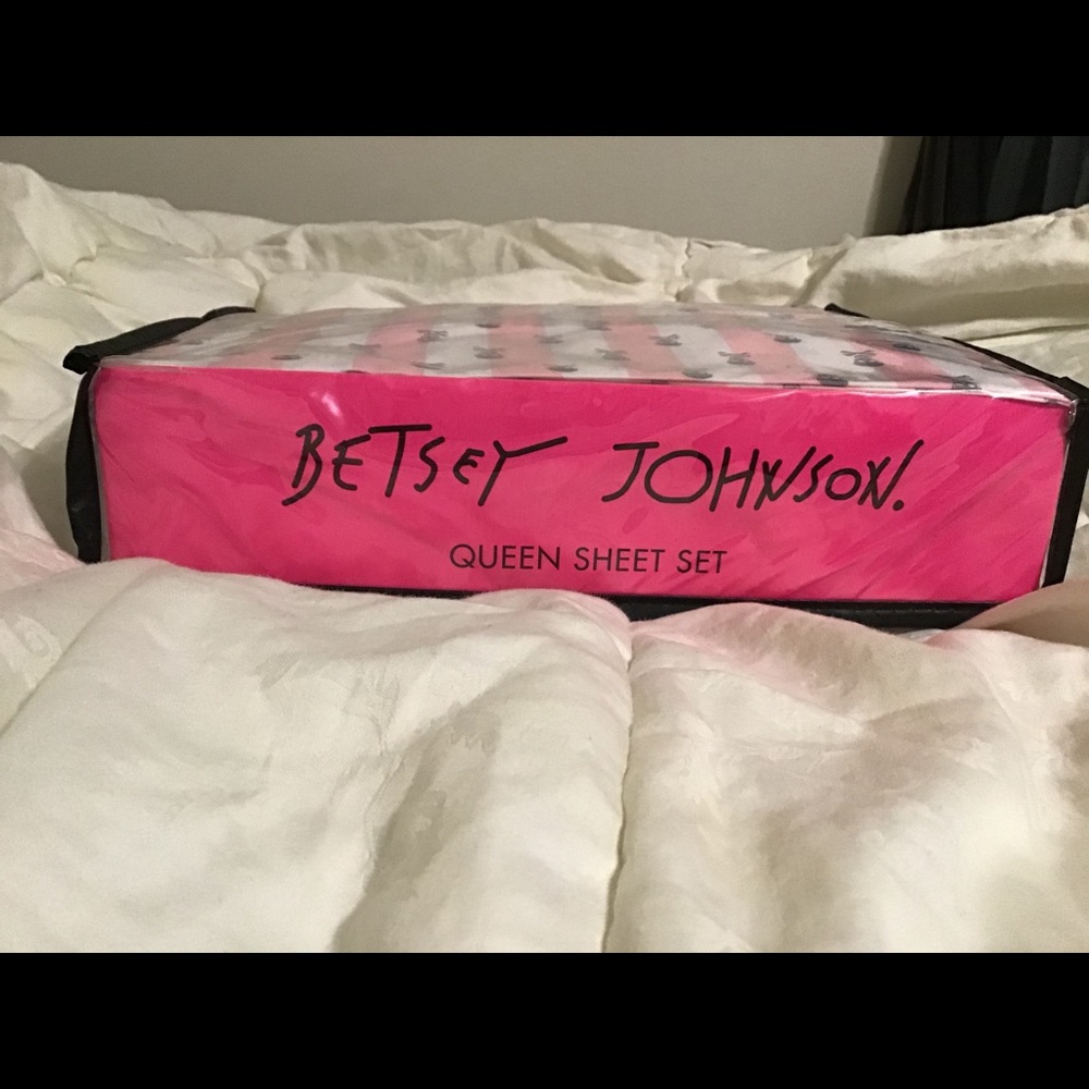 Betsy Johnson Queen Sheets